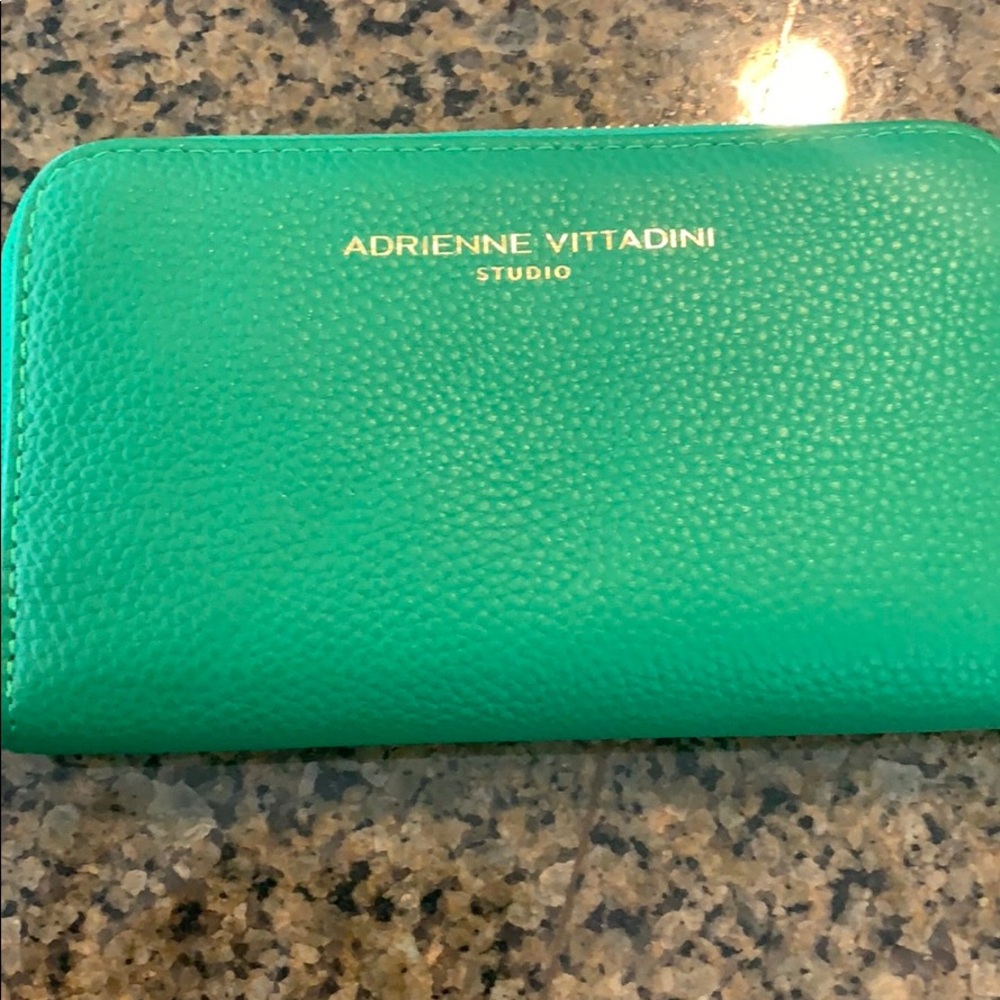 Adrienne vittadini wallet